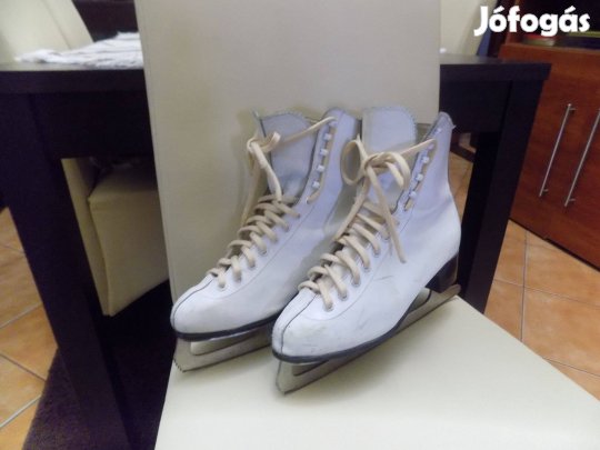 Női 41-es korcsolya cipő, fehér színben, jó állapotba