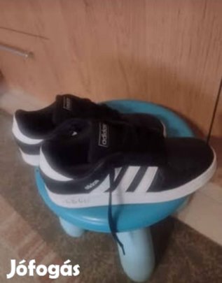 Női, fiú Adidas cipő 37-37,5 méretben újszerű 