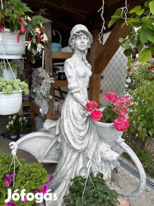 Női alakos műkő szobor biciklivel