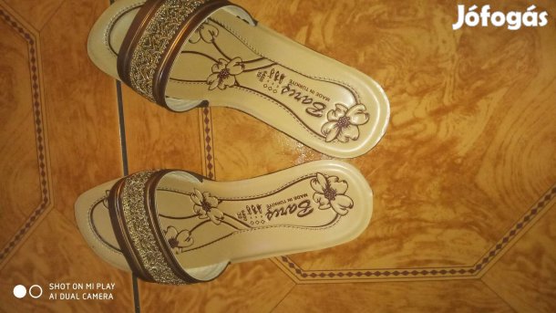 Női arany színű papucs.