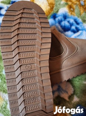 Női bélelt csizma új 