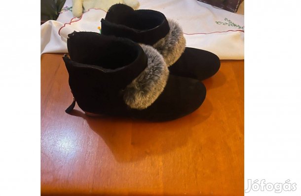 Női bokacsizma szőrme béléssel 40-es