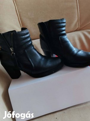 Női bőrcsizma 37-as méretben eladó