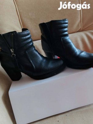Női bőrcsizma 38-as méretben, fekete színű