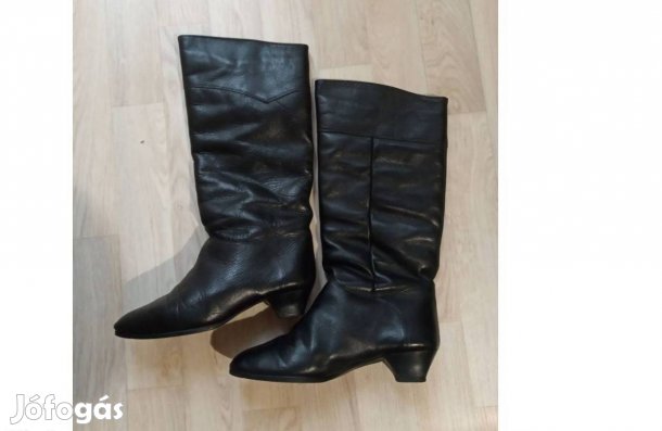 Női bőrcsizma, fekete, gyakorlatilag új.Belső talphossz 24,5 cm.39-es