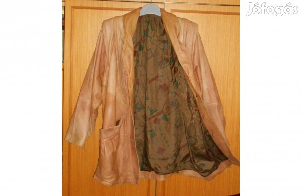 Női bőrkabát, M - es, divatos, sok dísz, húzás, tűzés. Bélelt