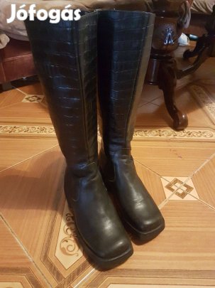 Női csizma 39-es telitalpú magas szárú