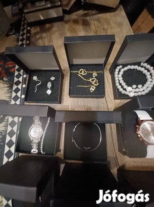 Női ékszerek, bizsuk