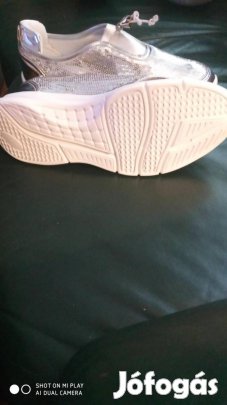 Női ezüst cipő.