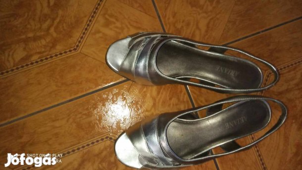 Női ezüst szandál.