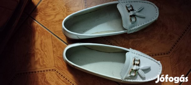 Női fehér mokkaszin.