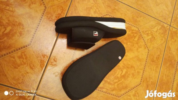 Női fekete Fila papucs.