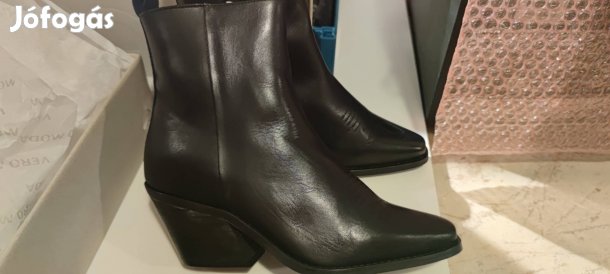 Női fekete bőr csizma eladó.