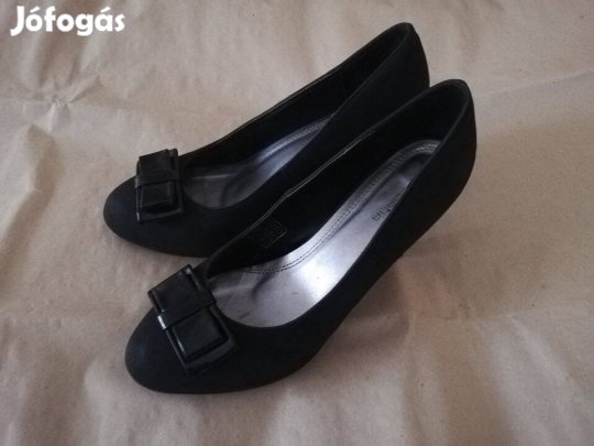 Női fekete magassarkú cipő
