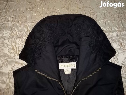 Női fekete pufi mellény - hímzett karcsúsított L/XL