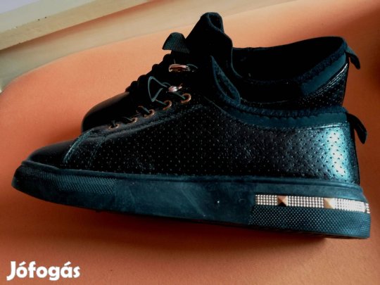 Női fekete sportos,új,40-méretű cipő,hátul arany dísszel!