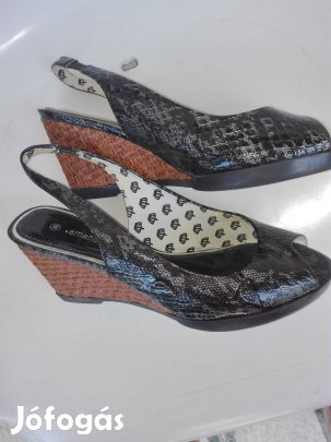 Női fekete szandál.