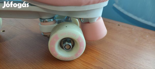 Női görkorcsolya védő felszereléssel 