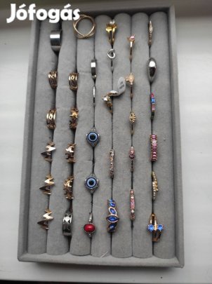 Női gyűrű és lábujjgyűrű Új! vegyesen 33db ,tartóban