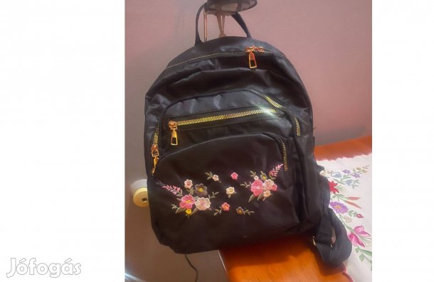 Női hátitáska fekete,vállon kézben is hordható