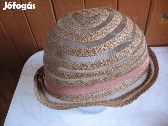 Női kalap tüllbetéttel, bézs