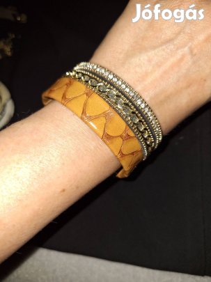 Női karkötő- kövekkel díszítve