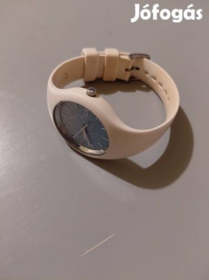 Női karóra szilikon szíjjal 