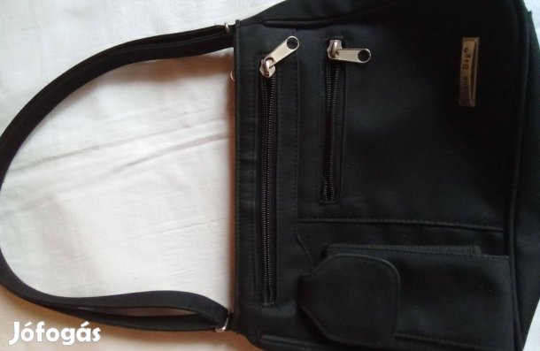 Női kézitáska fekete , sok cipzáras zsebbel