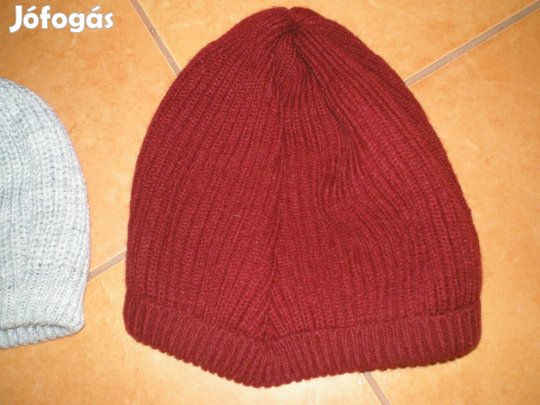 Női kötött sapka bordó színben szinte új