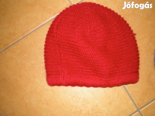 Női kötött sapka piros színben szinte új
