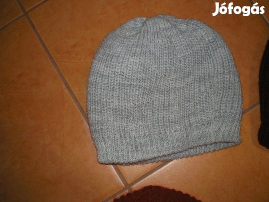 Női kötött sapka szürke színben szinte új