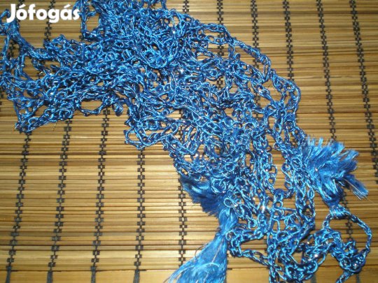 Női lyukacsos kendő sál háromszög formában kék ezüst