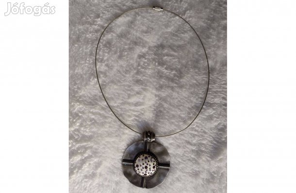 Női nyaklánc lila kövekkel