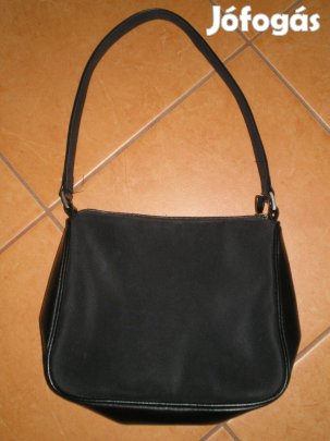 Női ridikül fekete színben egyrekeszes 25 x 20 x 9 cm