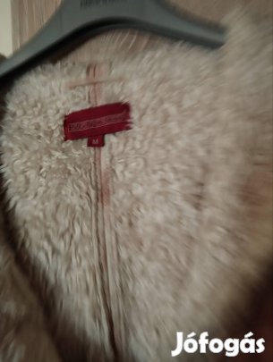 Nöi rövid szörme kabát.