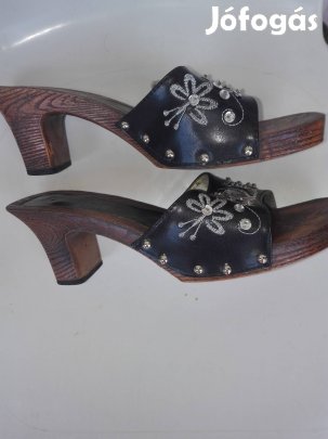 Női strasszos papucs.