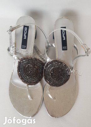 Női szandál cipő ezüst színű új gyöngyös