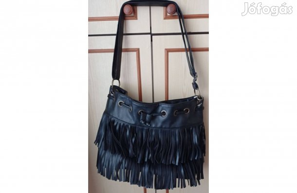 Női táska rojt díszítéssel - fekete