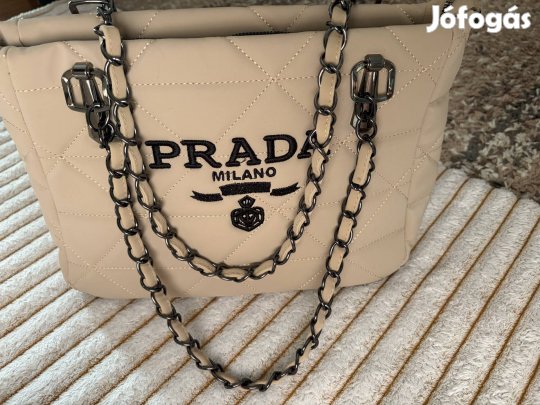 Női táska világos színben 