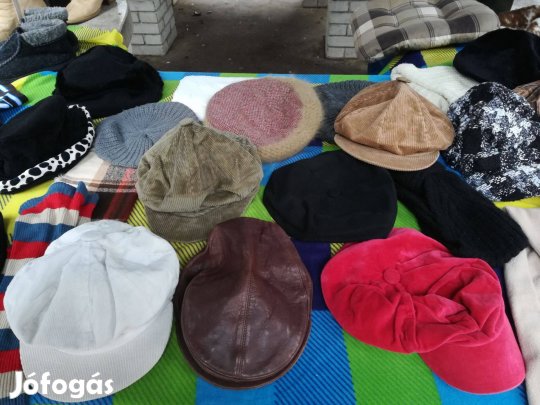 Női téli sapka, sokféle,színben, L-XL-méretben,szinte újak!/78