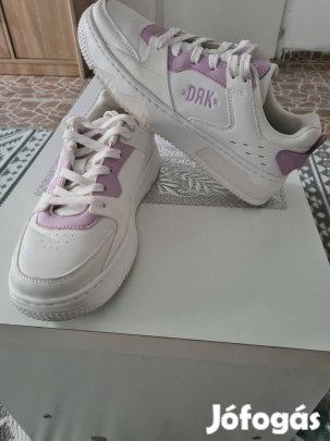 Női újszerű cipő