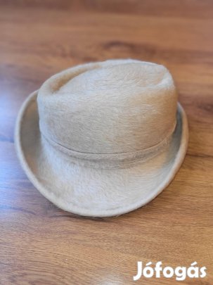 Női világos színű kalap