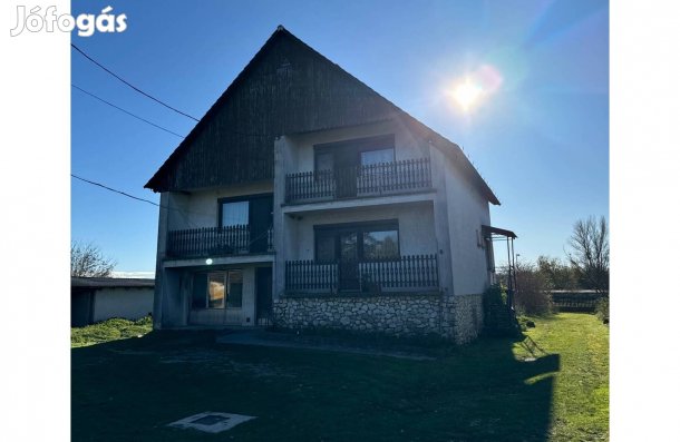 Noszlopon eladó családi ház gazdasági épületekkel