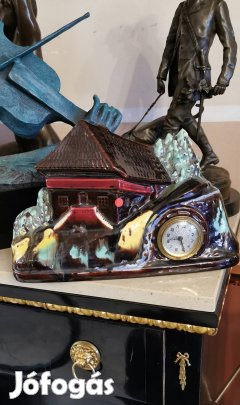 Nosztalgikus kincs: Alpesi házikós kerámia asztali óra