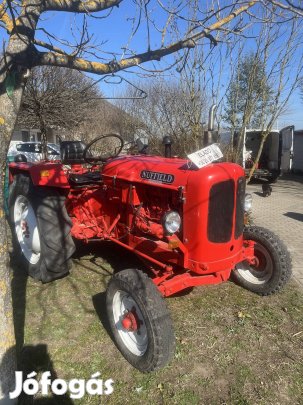 Nuffield Universal Veterán felújított Traktor