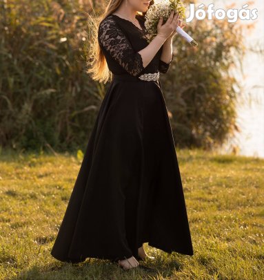 Numoco Amber csipke hosszú ruha nyakkivágással és szárhasítékkal