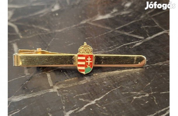 Nyakkendőtű pár, egyik címeres