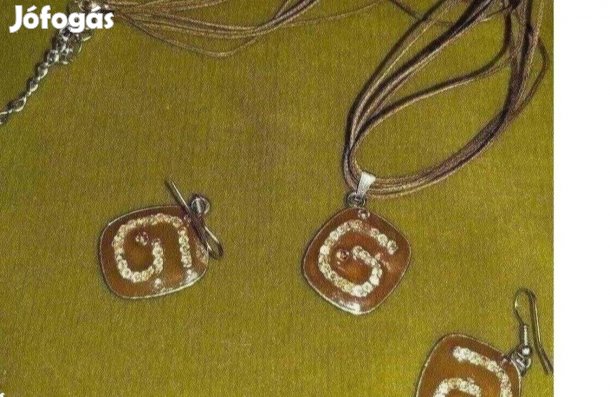 Nyaklánc és fülbevaló egy tételben