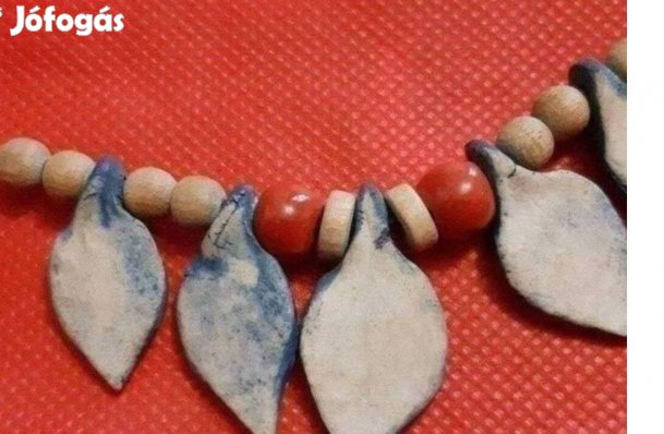 Nyaklánc fa és bőr alapanyagokból