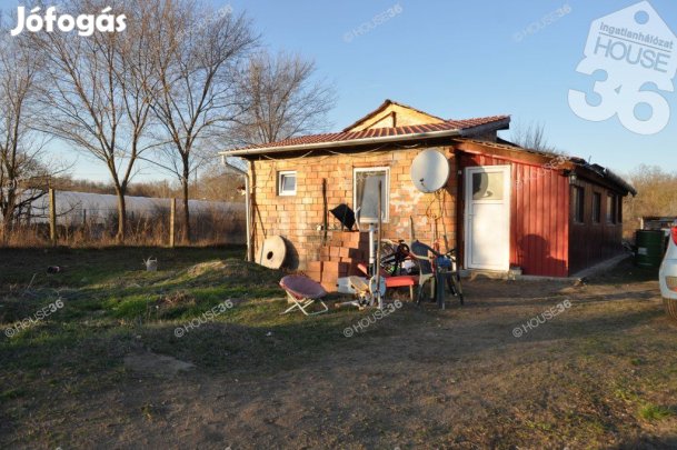 Nyárlőrincen zártkerti ingatlan eladó!